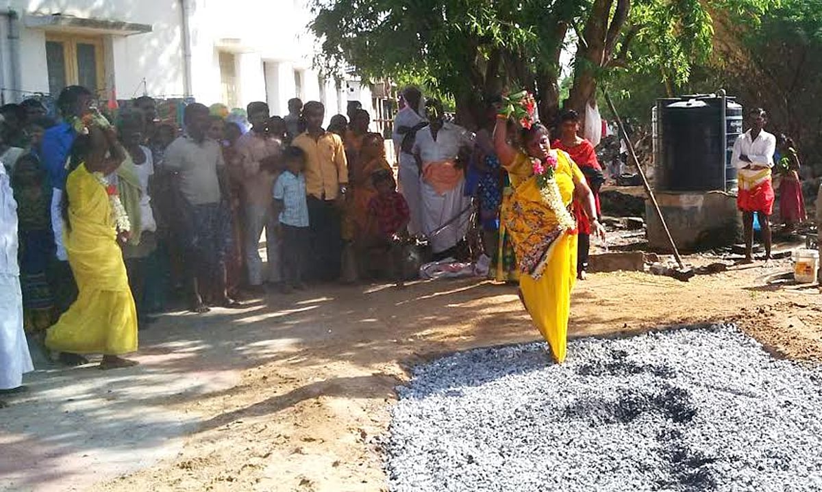 விராலிமலை மெய்க்கண்ணுடையாள் கோயில் திருவிழாவில் தீ மிதித்து நேர்த்திக் கடன்